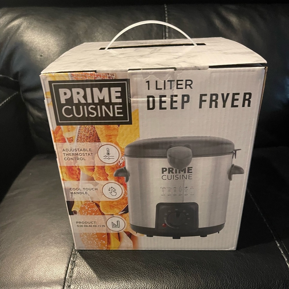 Silver and Black Cookware Set for Modern Kitchens